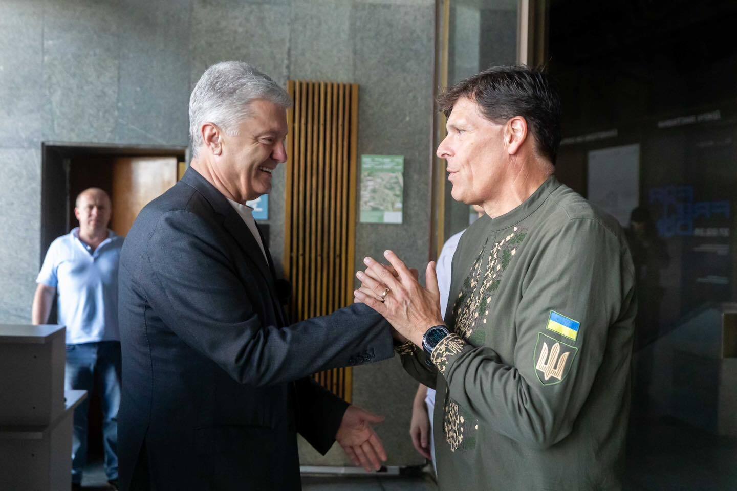 Фонд Порошенко расширил сотрудничество с американской миссией Ukraine Focus, которая поставляет медэваки и пикапы для фронта