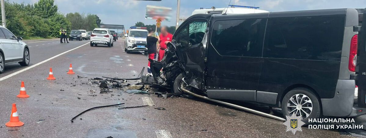 Под Львовом 21-летний водитель BMW въехал в микроавтобус: семь человек попали в больницу. Фото