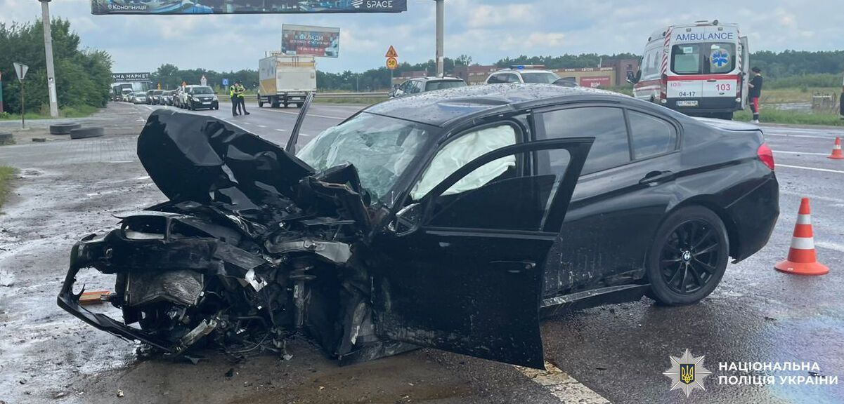 Под Львовом 21-летний водитель BMW въехал в микроавтобус: семь человек попали в больницу. Фото