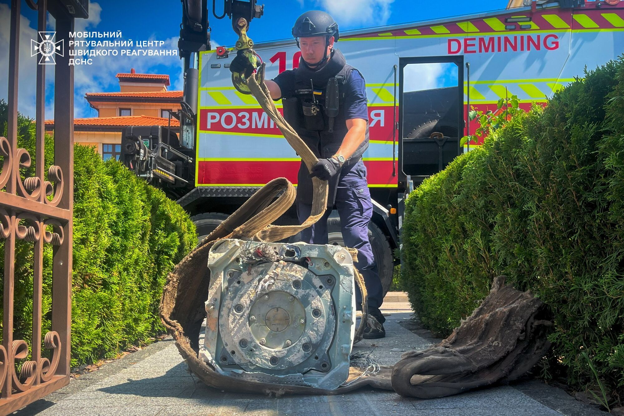 Нашли рядом с домом: в Киеве саперы изъяли боевую часть российской ракеты Х-69. Фото