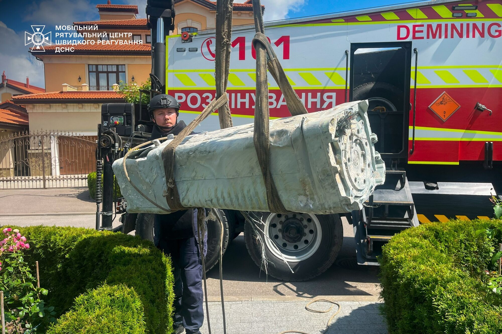 Нашли рядом с домом: в Киеве саперы изъяли боевую часть российской ракеты Х-69. Фото