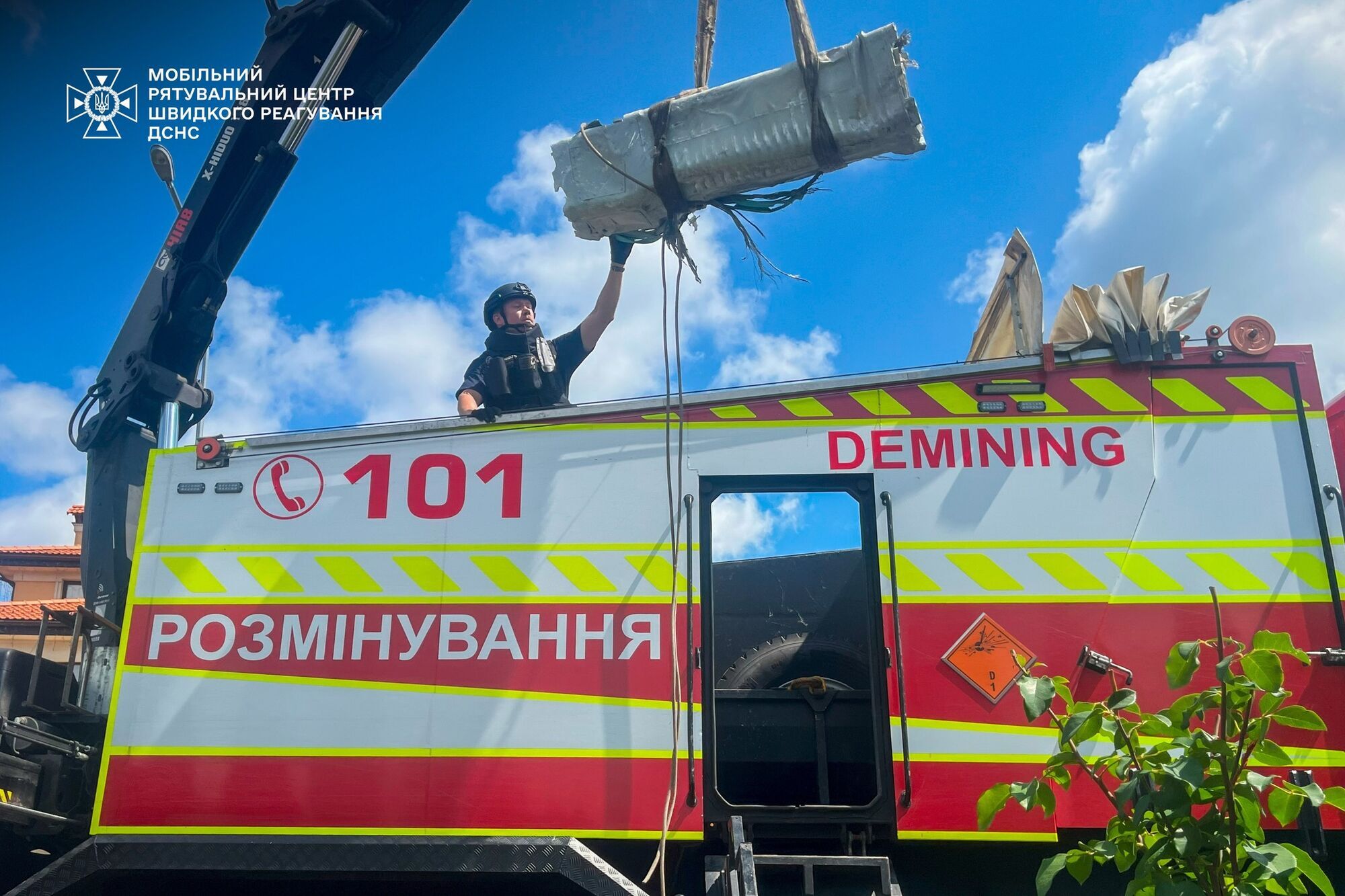 Нашли рядом с домом: в Киеве саперы изъяли боевую часть российской ракеты Х-69. Фото