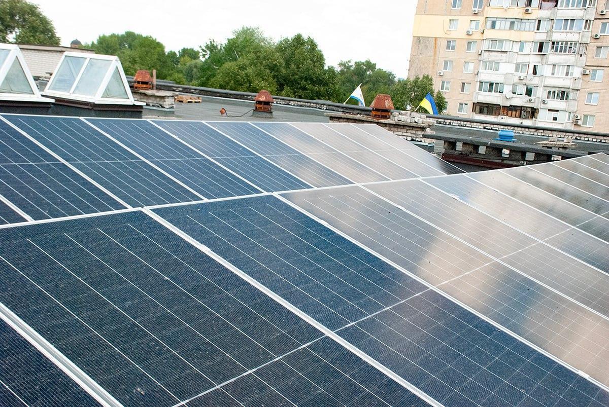 Отключения света больше не пугают: в Днепре более 60 школ оборудовали солнечными панелями
