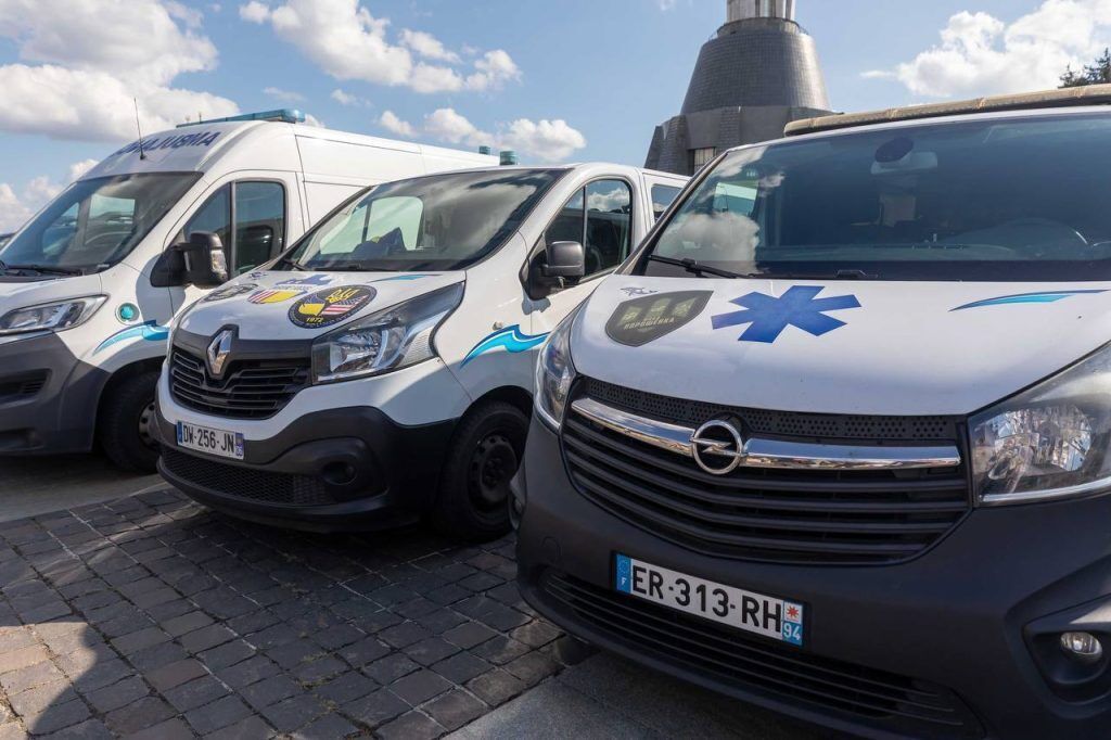 Фонд Порошенко расширил сотрудничество с американской миссией Ukraine Focus, которая поставляет медэваки и пикапы для фронта