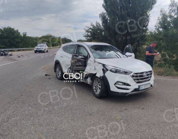 Під Кривим Рогом сталася ДТП з мотоциклом: байкер загинув на місці, його супутниця в тяжкому стані. Фото і відео