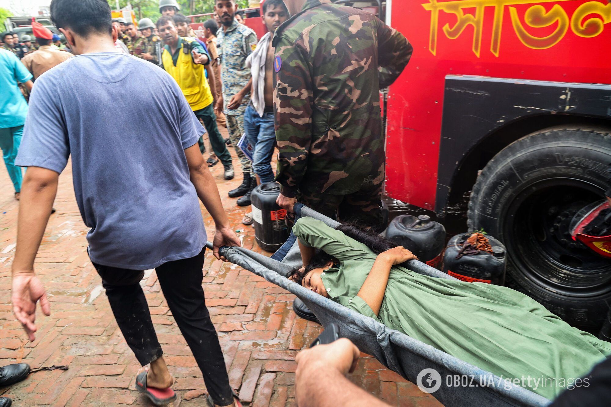 В Бангладеш военный самолет упал на школьный кампус: количество жертв возросло до 27, большинство из них – дети. Фото и видео