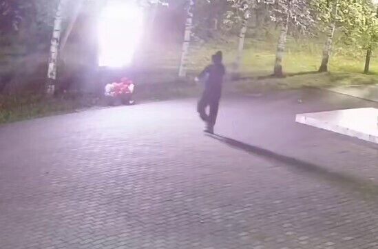 На Урале мужчина кувалдой разбил мемориал "героям СВО": как его наказали. Видео