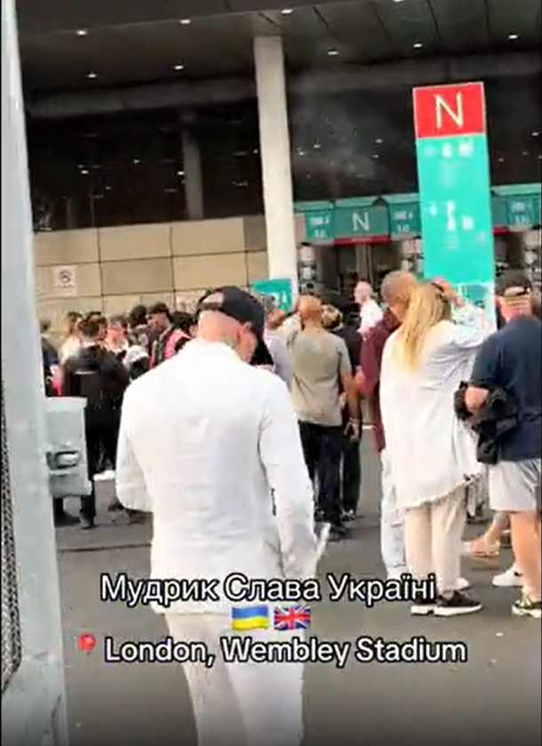 Поступок Мудрика на бое Усик – Дюбуа вызвал возмущение у украинцев. Видео