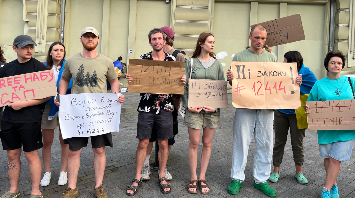 Требовали вето президента: во многих городах Украины люди вышли на акцию против законопроекта о НАБУ и САП. Фото и видео