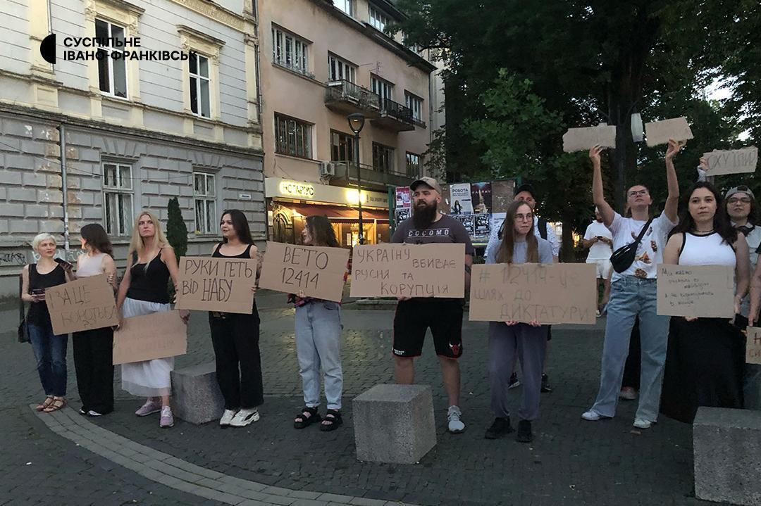 Требовали вето президента: во многих городах Украины люди вышли на акцию против законопроекта о НАБУ и САП. Фото и видео