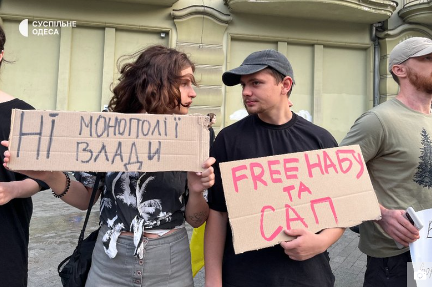 Требовали вето президента: во многих городах Украины люди вышли на акцию против законопроекта о НАБУ и САП. Фото и видео