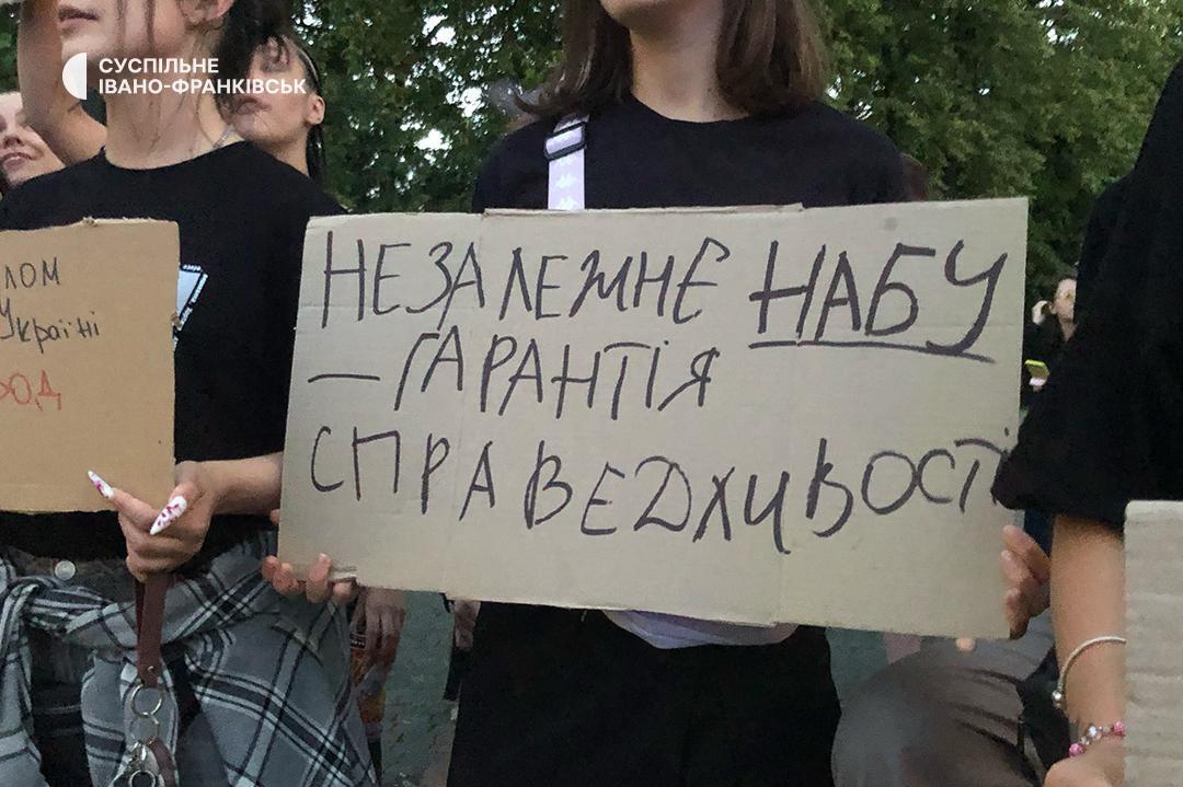 Требовали вето президента: во многих городах Украины люди вышли на акцию против законопроекта о НАБУ и САП. Фото и видео