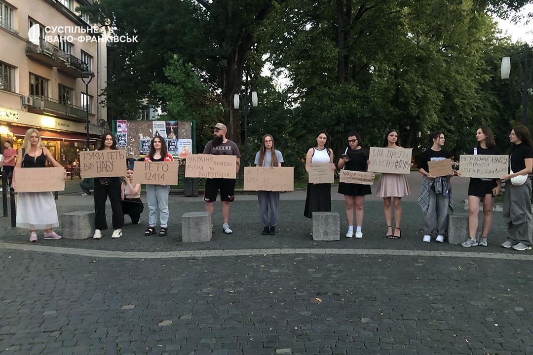 Требовали вето президента: во многих городах Украины люди вышли на акцию против законопроекта о НАБУ и САП. Фото и видео