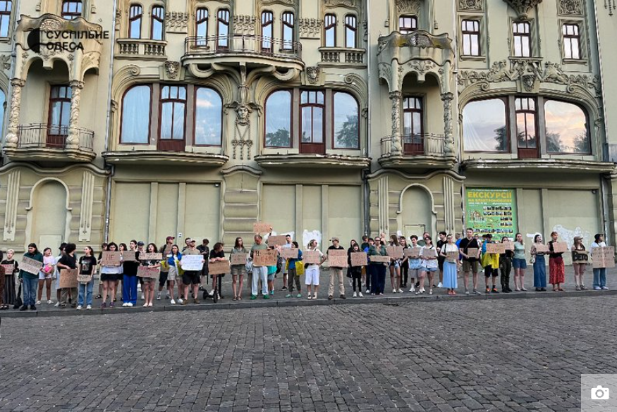 Требовали вето президента: во многих городах Украины люди вышли на акцию против законопроекта о НАБУ и САП. Фото и видео