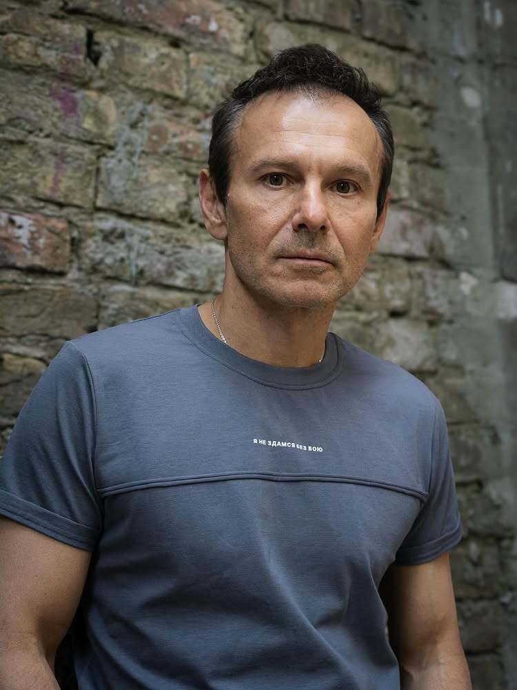 Секрет особистого життя Вакарчука розкрито: хто його обраниця, з якою співак уперше вийшов у світ, і чому пара уникає розмов про стосунки