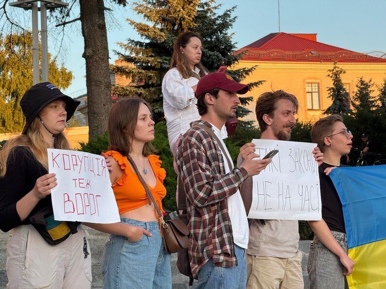 Требовали вето президента: во многих городах Украины люди вышли на акцию против законопроекта о НАБУ и САП. Фото и видео