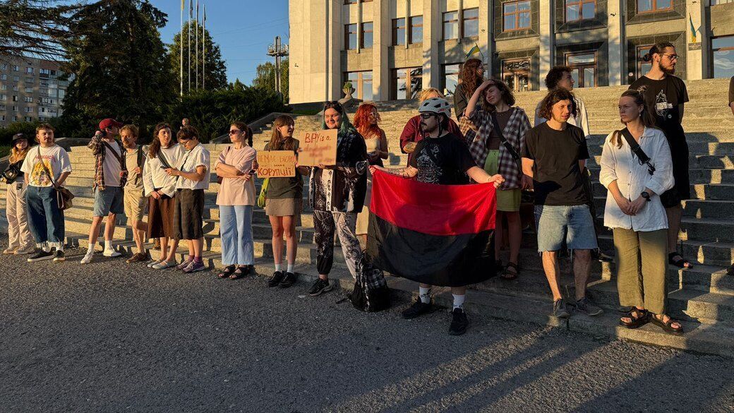 Требовали вето президента: во многих городах Украины люди вышли на акцию против законопроекта о НАБУ и САП. Фото и видео