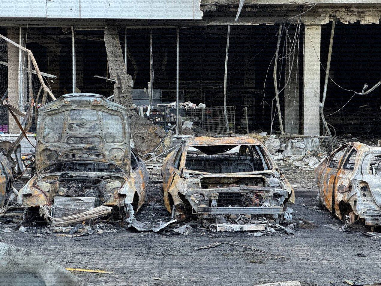 Уламки скрізь і згорілі авто: з'явились нові кадри наслідків атаки РФ на Одесу і розповідь очевидців. Відео