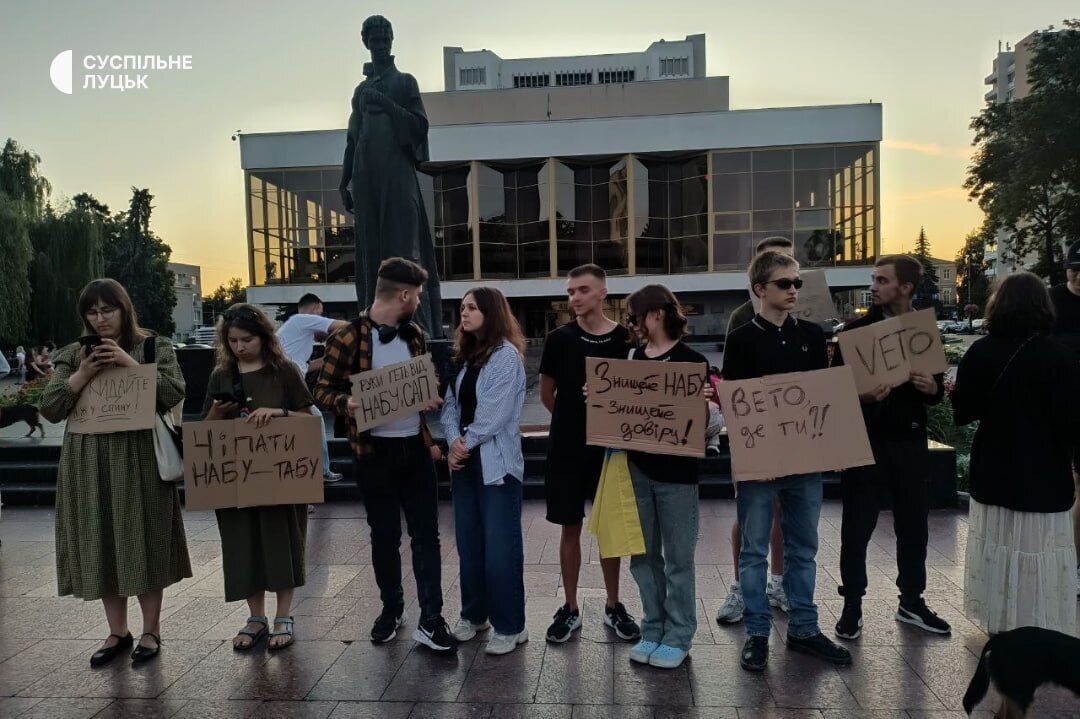 Требовали вето президента: во многих городах Украины люди вышли на акцию против законопроекта о НАБУ и САП. Фото и видео