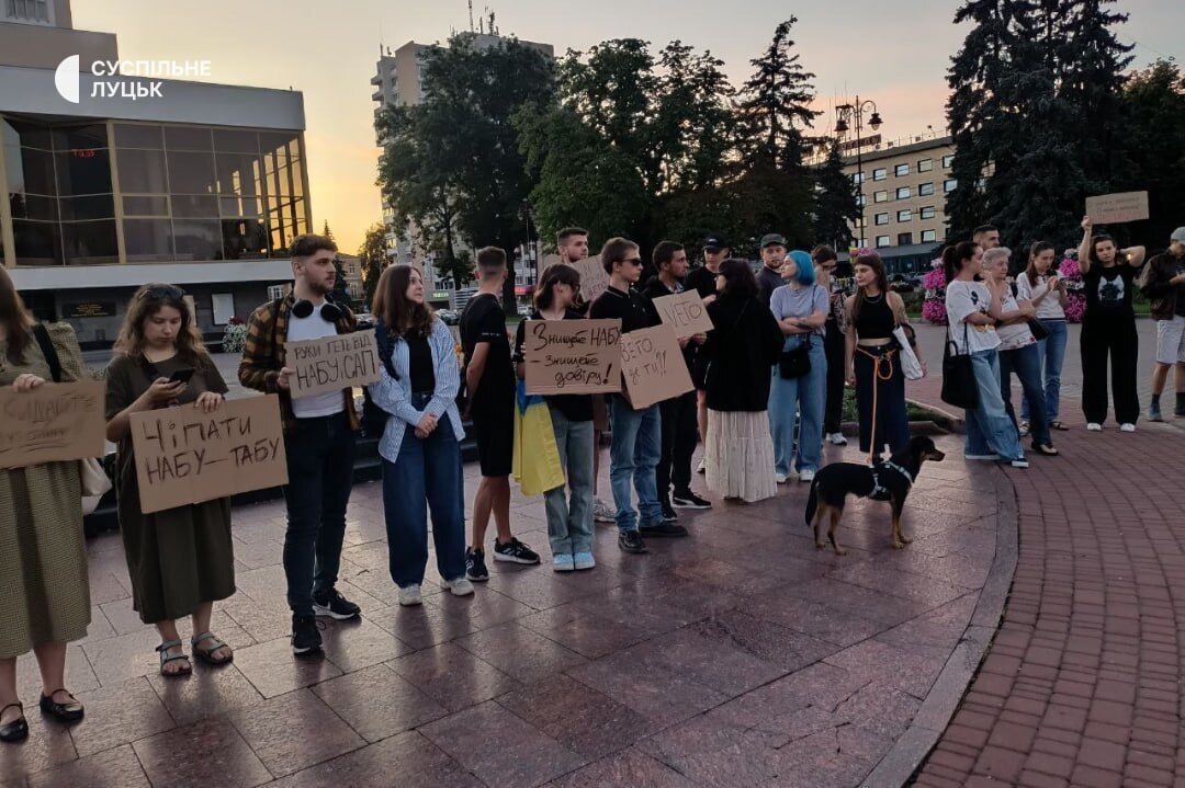 Требовали вето президента: во многих городах Украины люди вышли на акцию против законопроекта о НАБУ и САП. Фото и видео