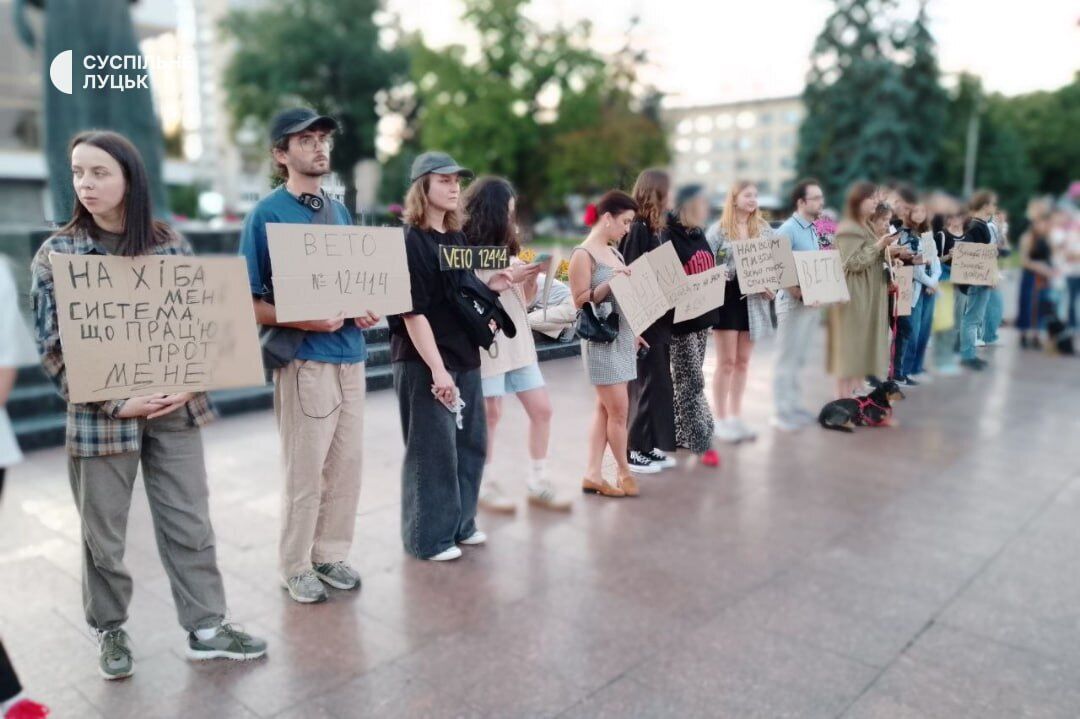 Требовали вето президента: во многих городах Украины люди вышли на акцию против законопроекта о НАБУ и САП. Фото и видео