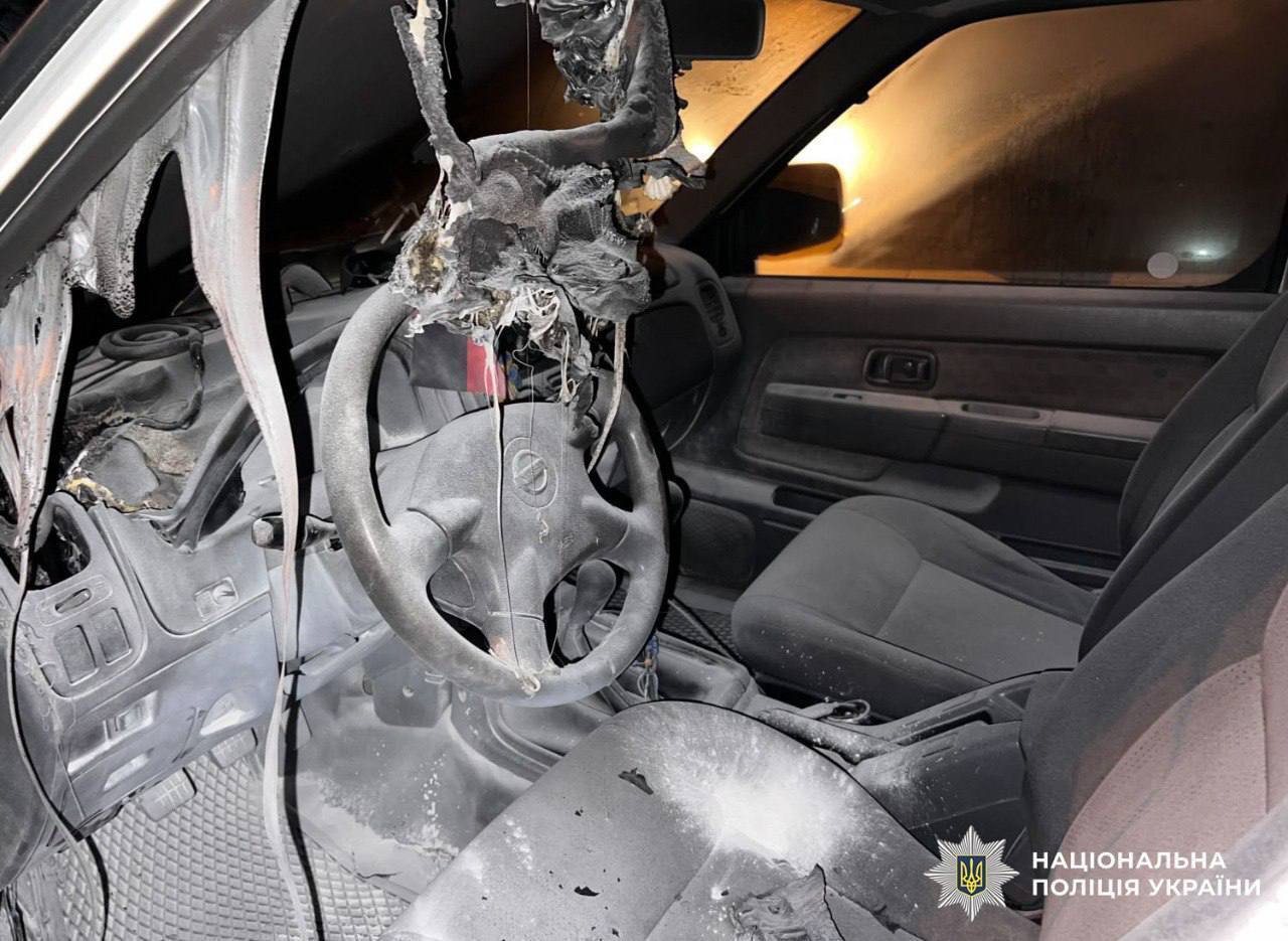 На заказ поджигали машины по ночам: в Киеве правоохранители задержали двух злоумышленников. Фото