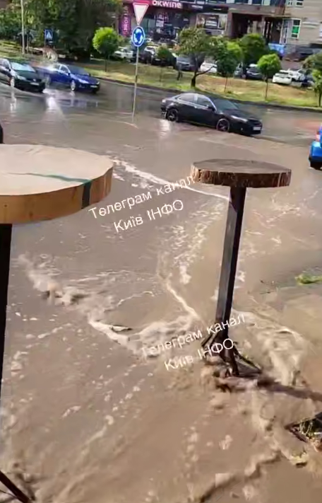 Київ накрив потужний шторм: негода повалила дерева і будівельний кран. Відео