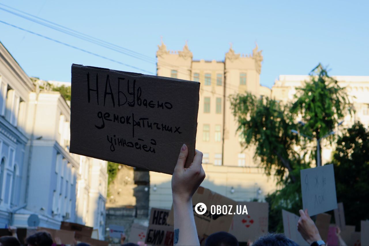 У багатьох містах України люди знову вийшли на акцію проти законопроєкту про НАБУ та САП: чого вони вимагають. Фото і відео