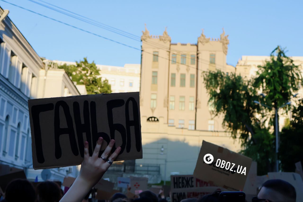 У багатьох містах України люди знову вийшли на акцію проти законопроєкту про НАБУ та САП: чого вони вимагають. Фото і відео