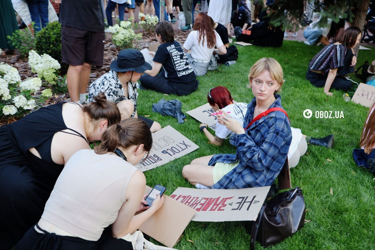 У багатьох містах України люди знову вийшли на акцію проти законопроєкту про НАБУ та САП: чого вони вимагають. Фото і відео