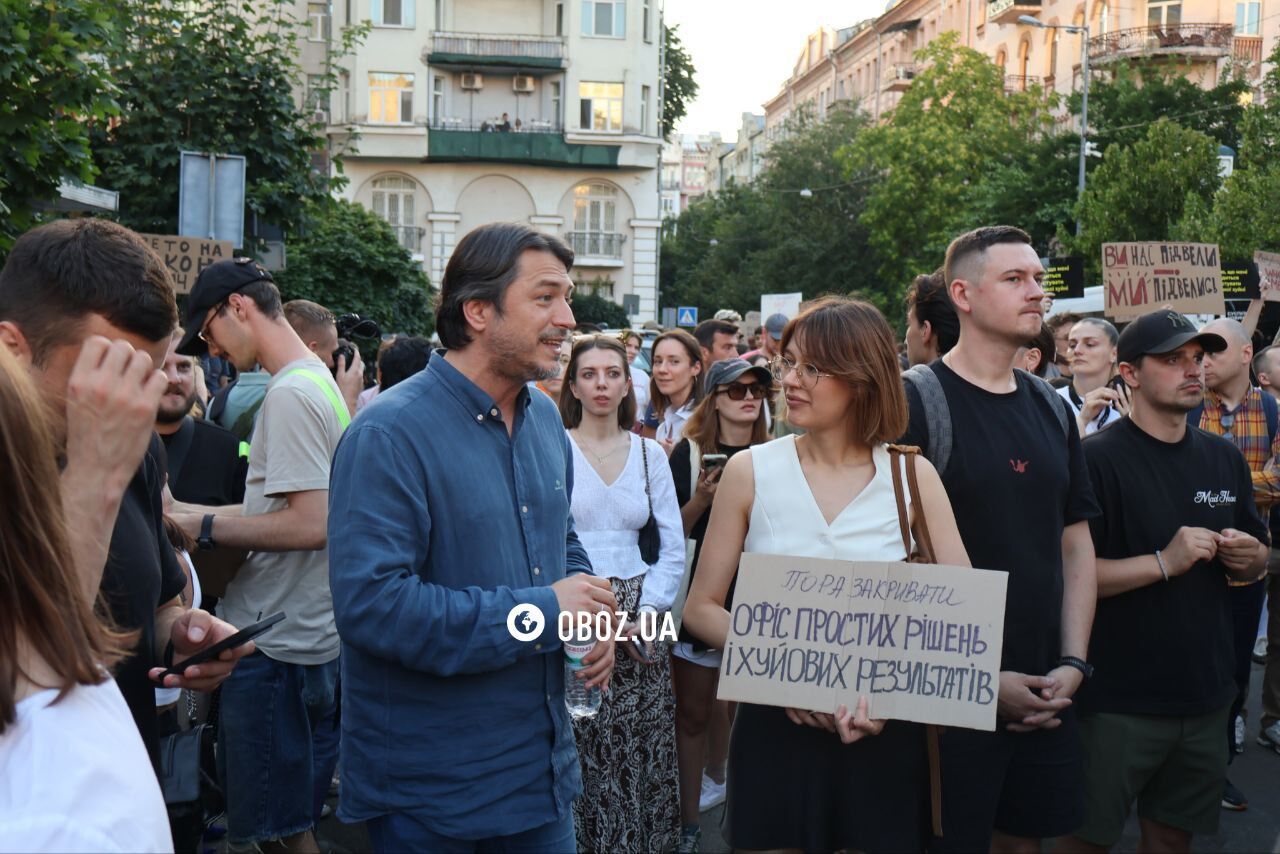У багатьох містах України люди знову вийшли на акцію проти законопроєкту про НАБУ та САП: чого вони вимагають. Фото і відео