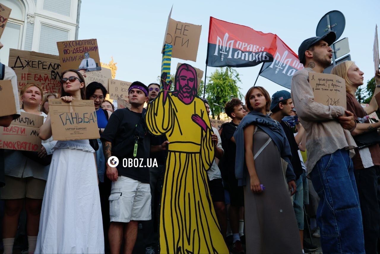 У багатьох містах України люди знову вийшли на акцію проти законопроєкту про НАБУ та САП: чого вони вимагають. Фото і відео