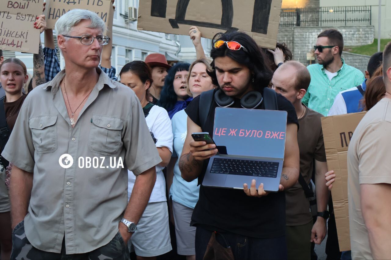 У багатьох містах України люди знову вийшли на акцію проти законопроєкту про НАБУ та САП: чого вони вимагають. Фото і відео