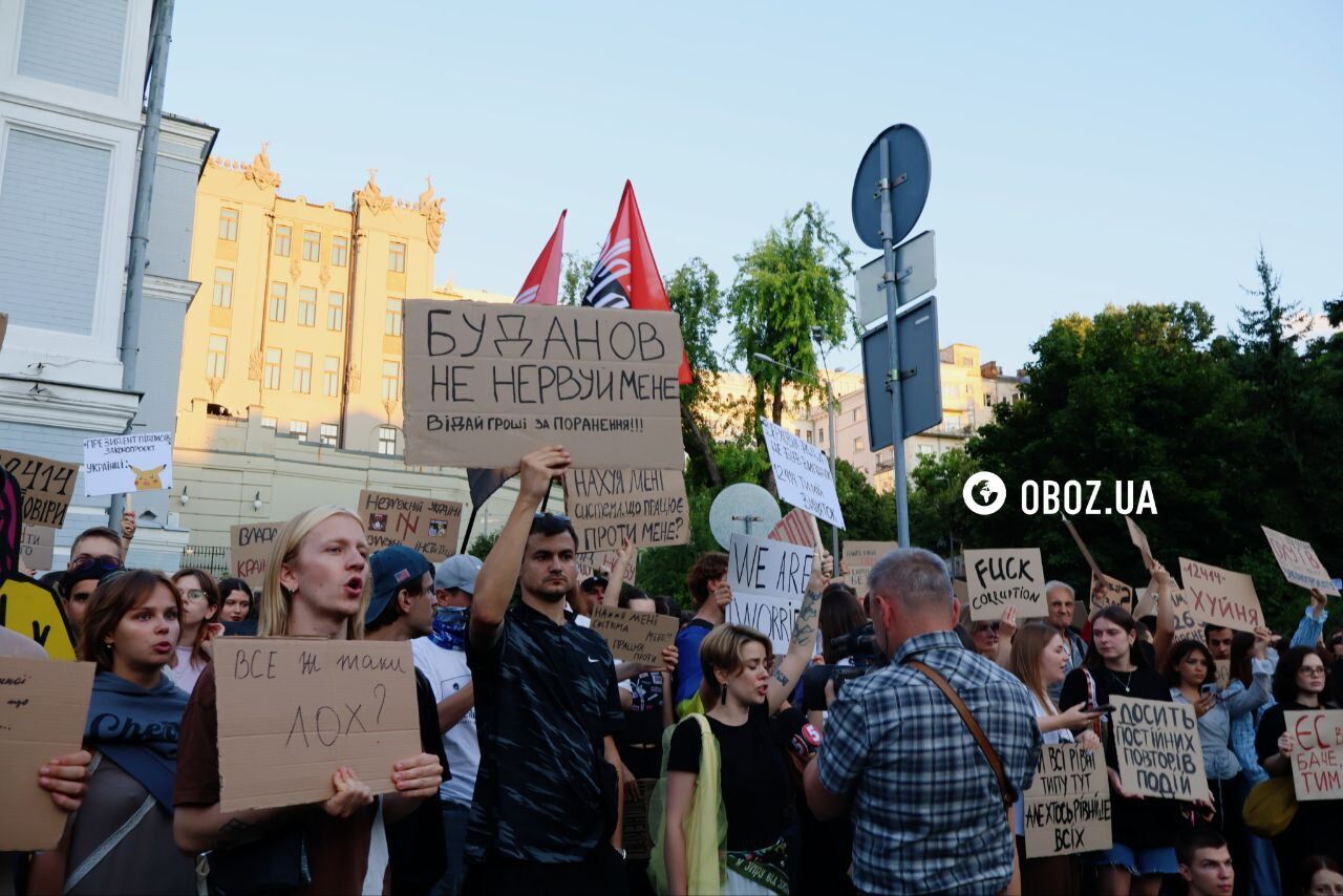У багатьох містах України люди знову вийшли на акцію проти законопроєкту про НАБУ та САП: чого вони вимагають. Фото і відео