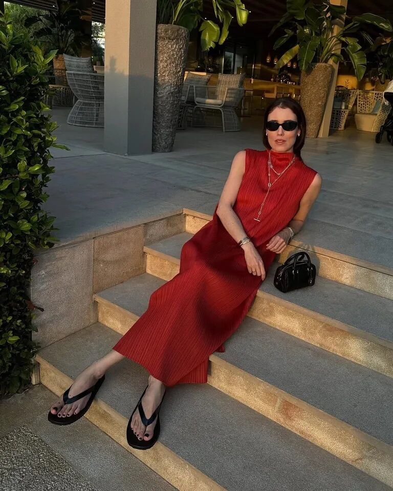 Новый яркий цвет стал летним трендом: как его стилизовать