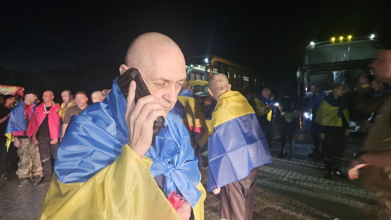 Домой возвращаются тяжелобольные и тяжелораненые защитники: Украина и Россия провели обмен пленными. Фото и видео