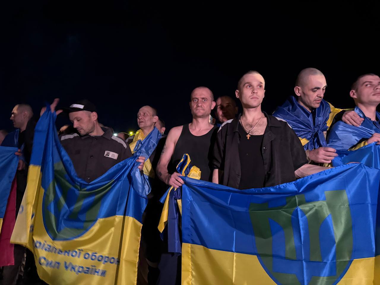 Домой возвращаются тяжелобольные и тяжелораненые защитники: Украина и Россия провели обмен пленными. Фото и видео