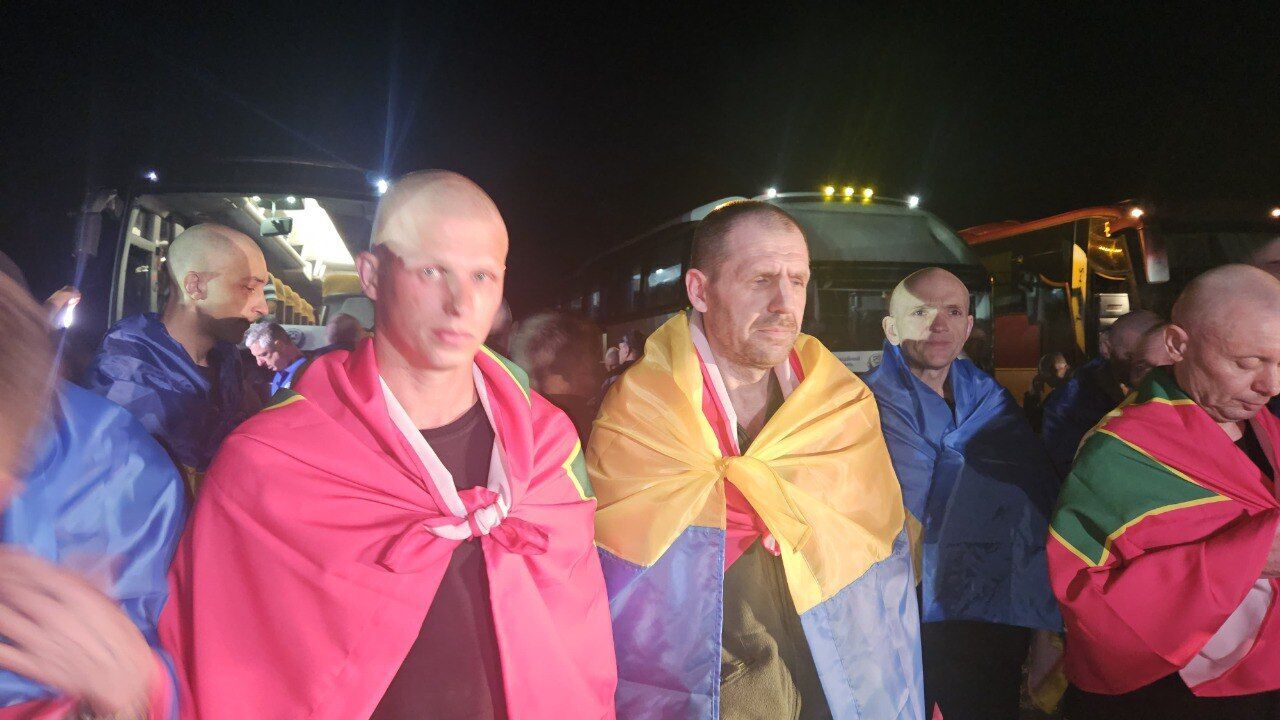 Домой возвращаются тяжелобольные и тяжелораненые защитники: Украина и Россия провели обмен пленными. Фото и видео