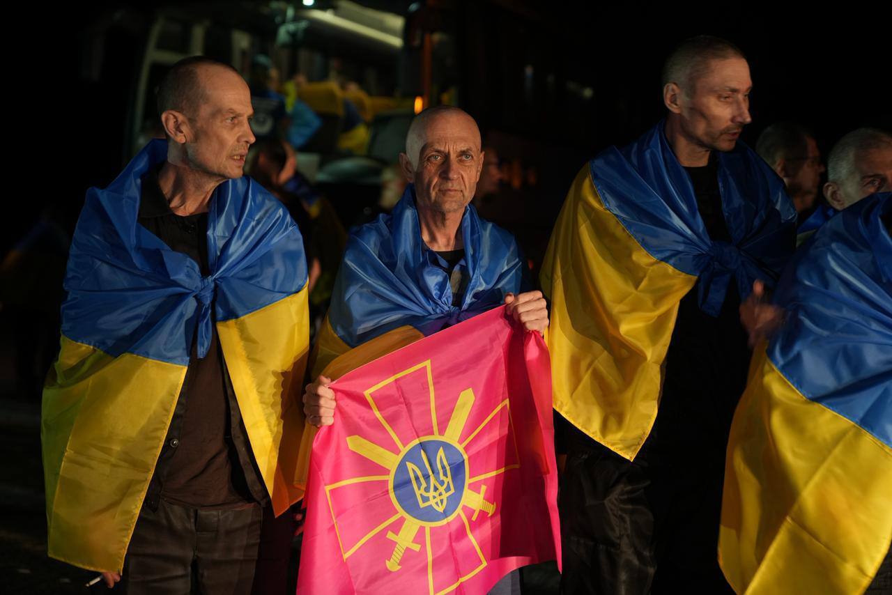 Домой возвращаются тяжелобольные и тяжелораненые защитники: Украина и Россия провели обмен пленными. Фото и видео