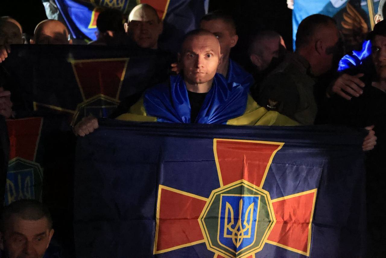 Домой возвращаются тяжелобольные и тяжелораненые защитники: Украина и Россия провели обмен пленными. Фото и видео