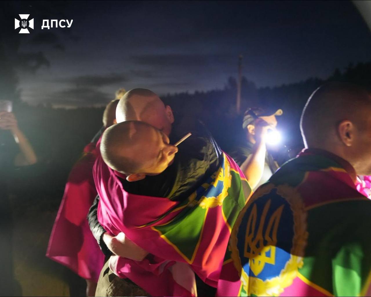 Домой возвращаются тяжелобольные и тяжелораненые защитники: Украина и Россия провели обмен пленными. Фото и видео