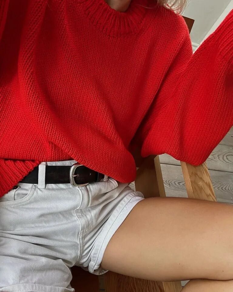 Новый яркий цвет стал летним трендом: как его стилизовать