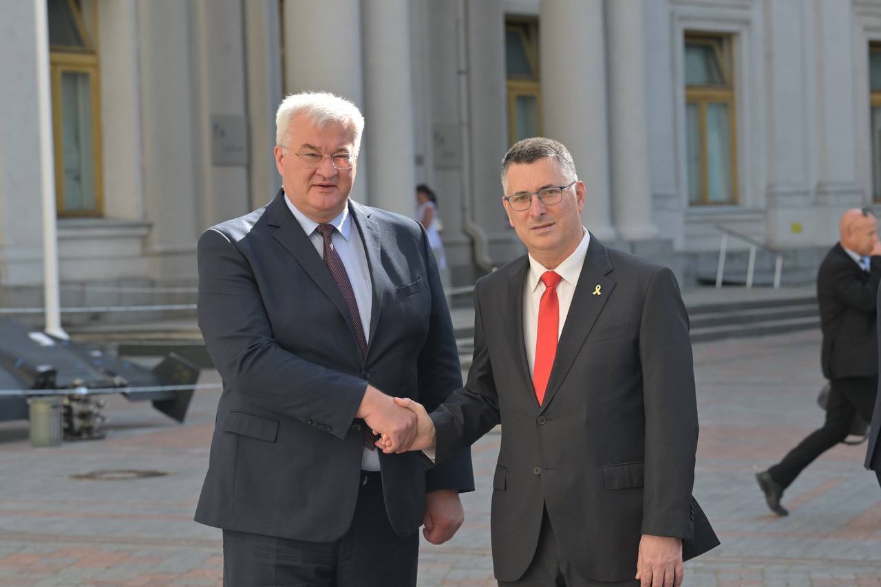 Глава МЗС Ізраїлю прибув з візитом до Києва і зустрівся з Сибігою. Фото