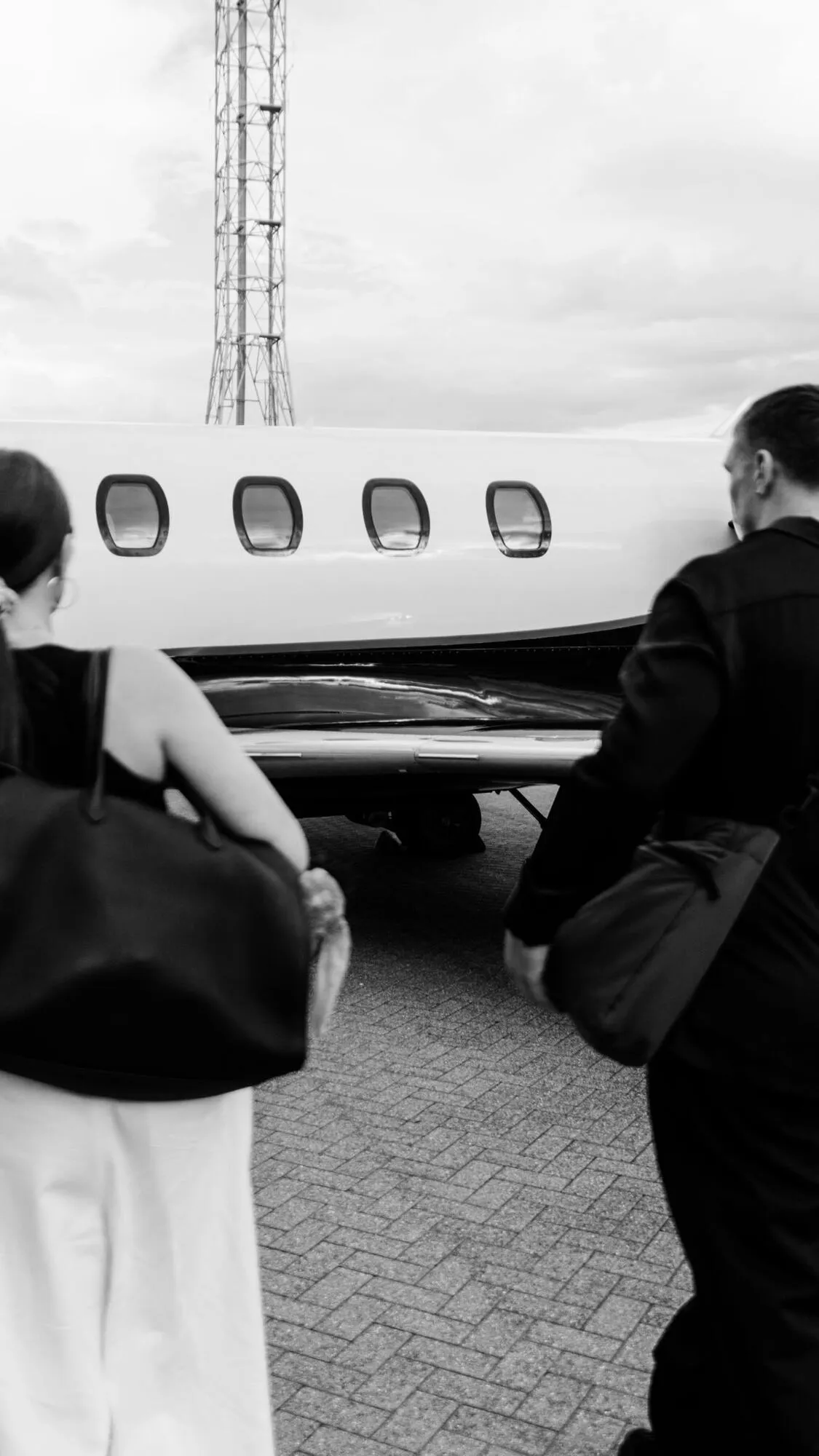 Усик відмовився повертатися в Україну. Названо країну, куди полетів боксер після перемоги над Дюбуа