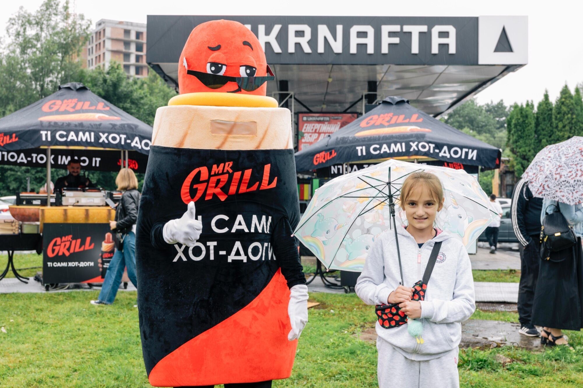 Mr.Grill и Ukrnafta установили рекорд Украины по приготовлению 1000 хот-догов на АЗК