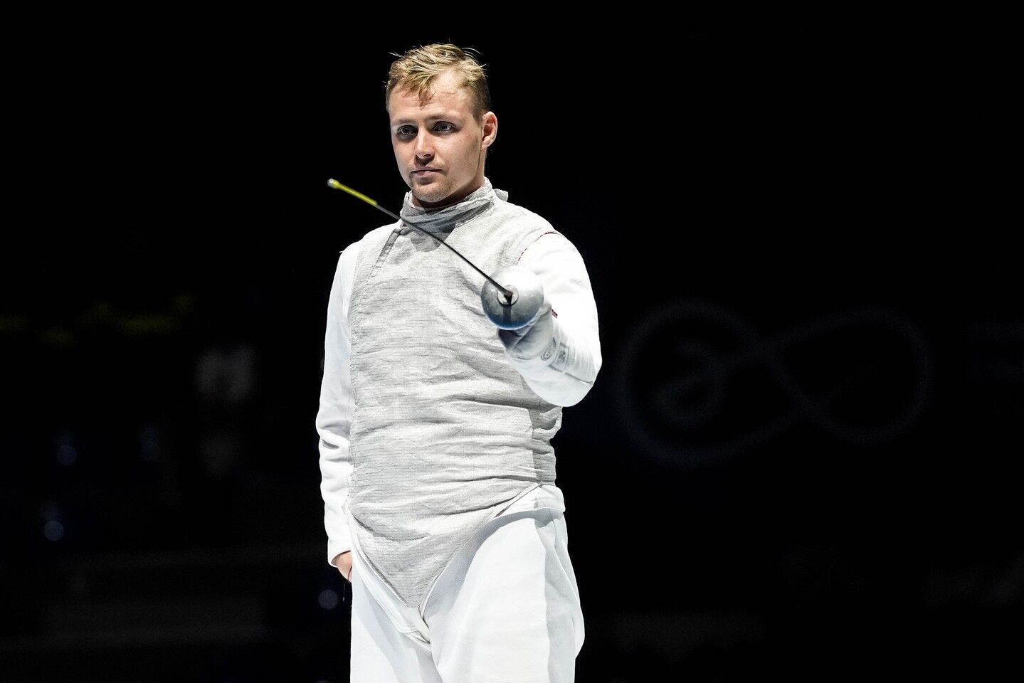 Украинская фехтовальщица вынудила чемпиона России стоя слушать гимн Украины, а затем развернулась и ушла с подиума, чтобы не делать совместного фото на ЧМ-2025. Видео