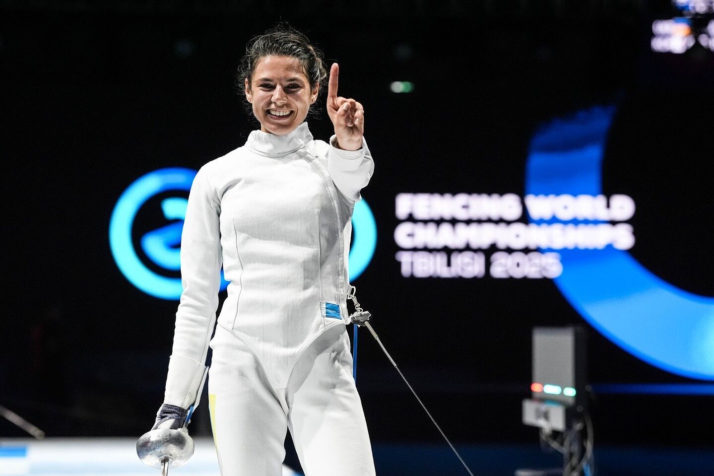 Украинская фехтовальщица вынудила чемпиона России стоя слушать гимн Украины, а затем развернулась и ушла с подиума, чтобы не делать совместного фото на ЧМ-2025. Видео