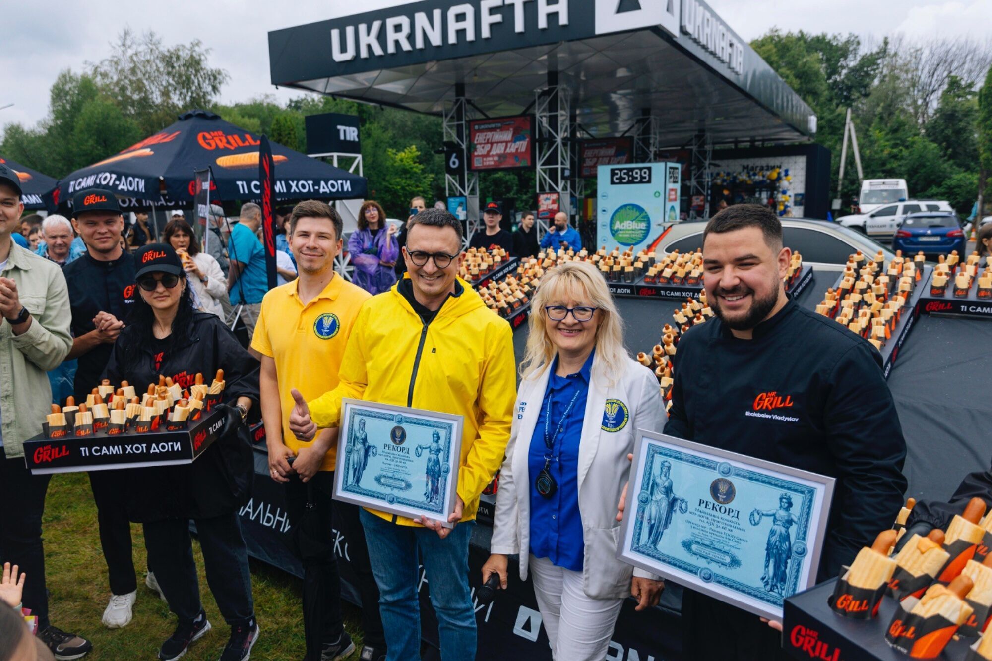 Mr.Grill и Ukrnafta установили рекорд Украины по приготовлению 1000 хот-догов на АЗК