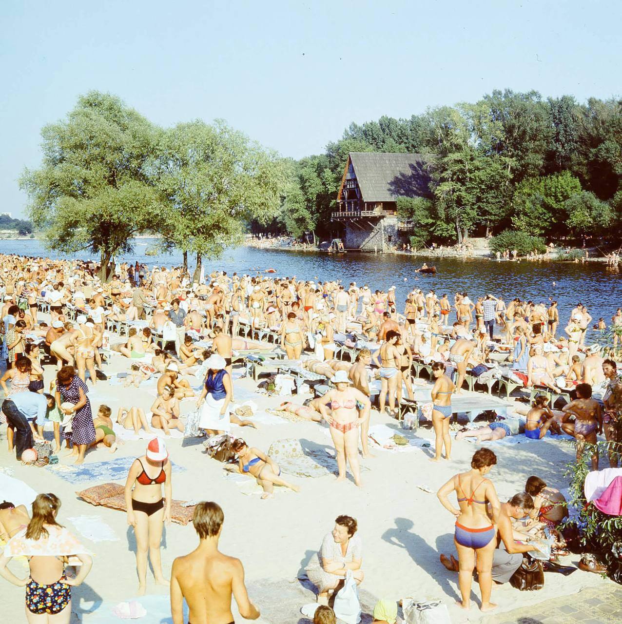 Яблоку упасть негде: как выглядели пляжи Гидропарка в Киеве в 1980-х. Фото