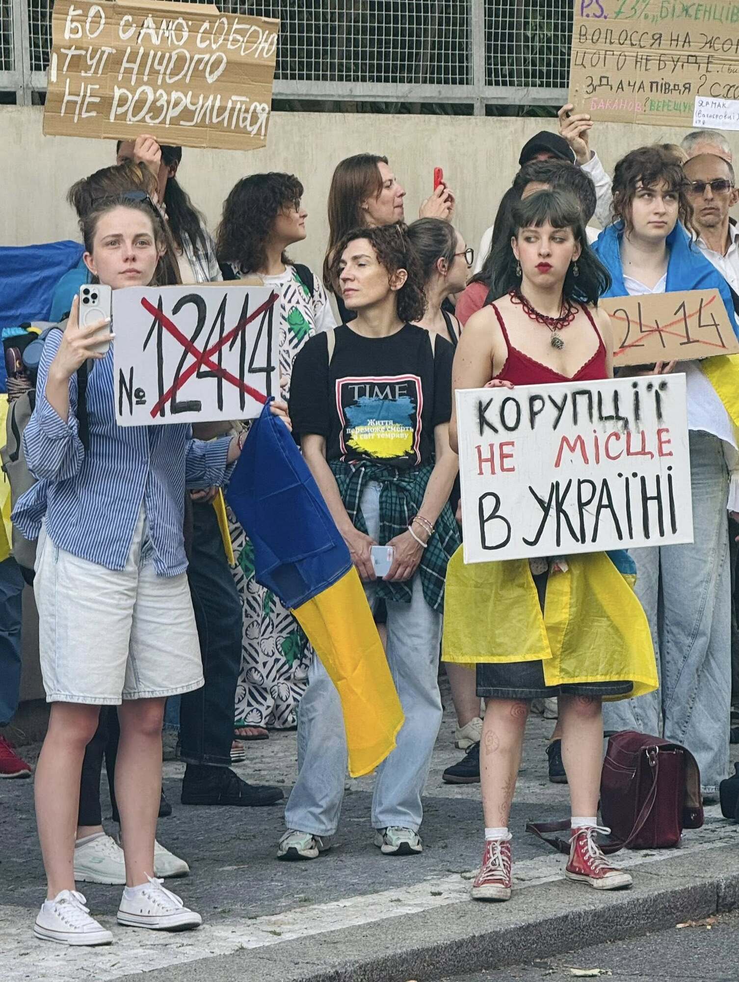 Украинцы в Варшаве и Праге также вышли на протест против закона о НАБУ и САП. Фото и видео